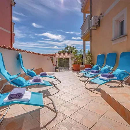 2 Bedroom Stunning In *